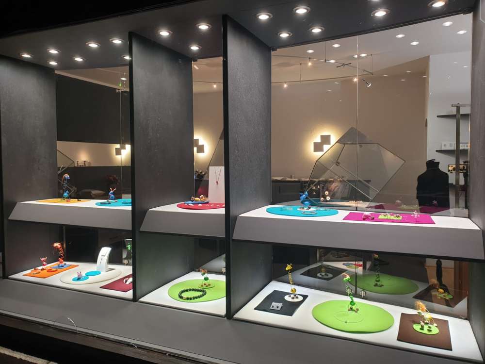 Hier sehen Sie unser Schaufenster von Schmuckdesign Tegernsee mit Ring, Edelstein, Jade Ohrringe, schwarzer Anhänger, Signature Rings und Ring Tegernsee